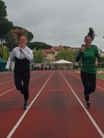 Im Duett beim Aufwärmen für das bevorstehende Training waren die Zwillinge Rebecca und Franka Nebl